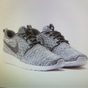 Nike grey Flyknit lace up fabric running lightweight reinforced toe Sz 9.5